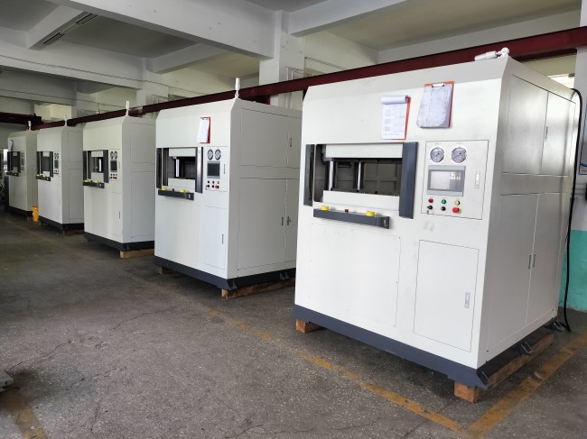 碳纤维热压成型机在新能源汽车、锂电池、光伏产业的应用